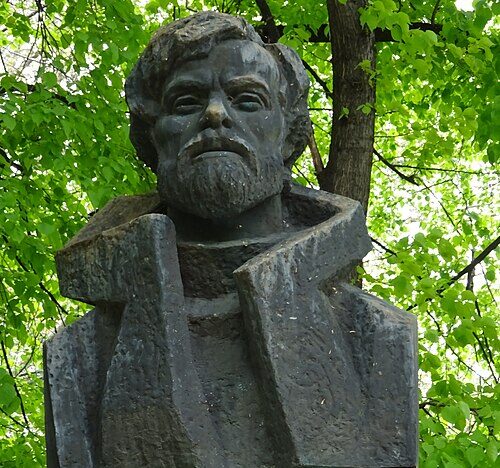 Hristo-Prodanov_monument_v_Karlovo-e1776839353900.jpg